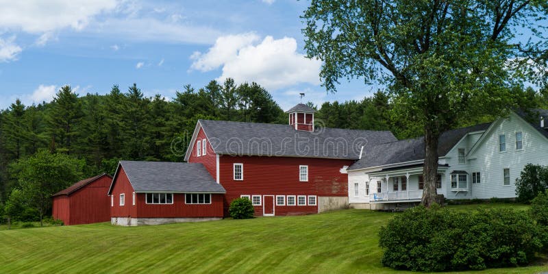 Chambre et grange classiques de ferme photo stock Chambre et grange classiques de ferme photo stock