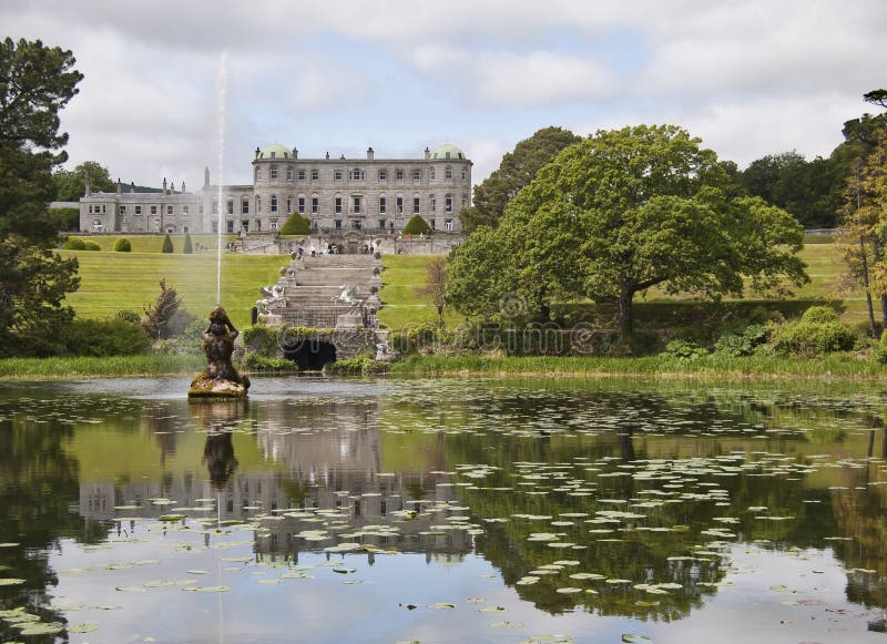 Chambre et jardins de Powerscourt photographie stock libre de droits Chambre et jardins de Powerscourt photographie stock libre de droits