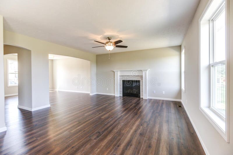 Chambre familiale gentille dans une maison de nouvelle construction dans le Midwest image stock Chambre familiale gentille dans une maison de nouvelle construction dans le Midwest image stock