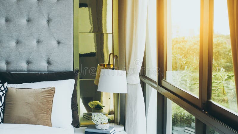 Chambre moderne à côté de la fenêtre le matin avec lumière du soleil photo libre de droits Chambre moderne à côté de la fenêtre le matin avec lumière du soleil photo libre de droits