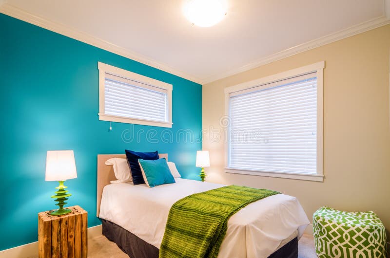 Chambre à coucher bleue et verte confortable Conception intérieure photographie stock Chambre à coucher bleue et verte confortable Conception intérieure photographie stock