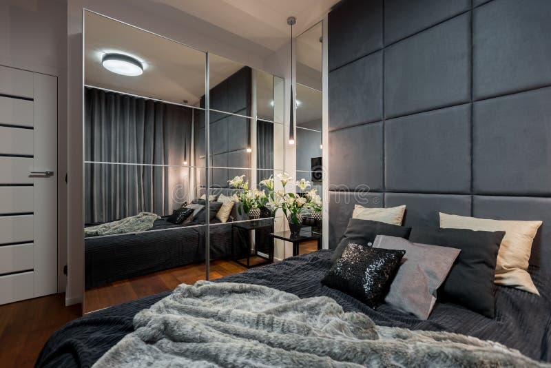 Chambre à coucher contemporaine avec le double lit photographie stock Chambre à coucher contemporaine avec le double lit photographie stock