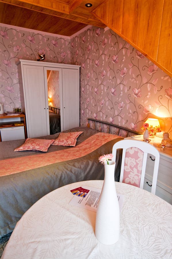 Chambre à coucher d'hôtel image libre de droits Chambre à coucher d'hôtel image libre de droits
