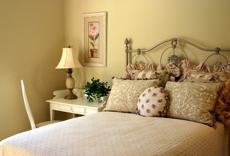 Chambre à coucher d'invité romantique photo libre de droits Chambre à coucher d'invité romantique photo libre de droits