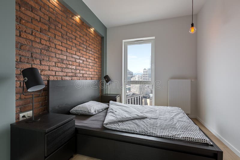 Chambre à coucher industrielle de style avec le lit photographie stock Chambre à coucher industrielle de style avec le lit photographie stock