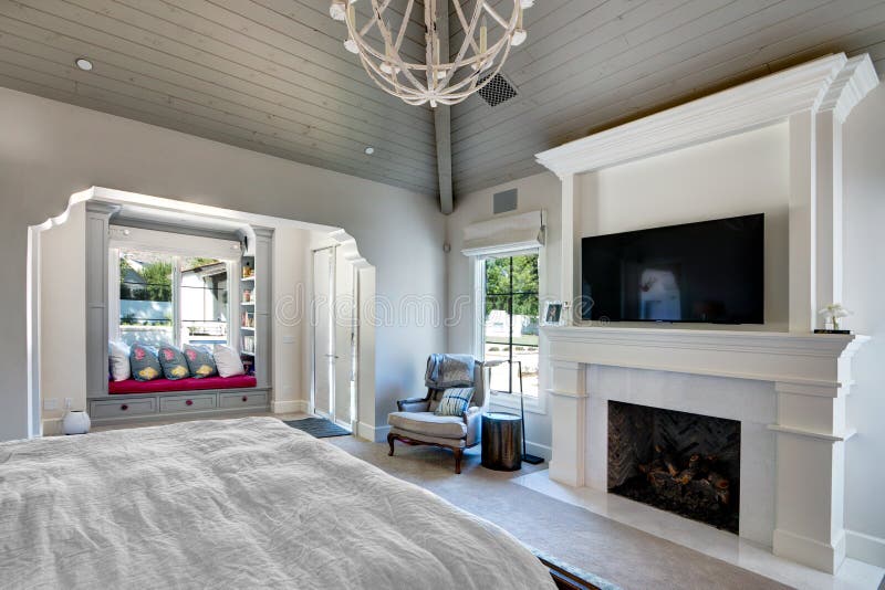 Chambre à coucher intérieure à la maison de manoir photo stock Chambre à coucher intérieure à la maison de manoir photo stock