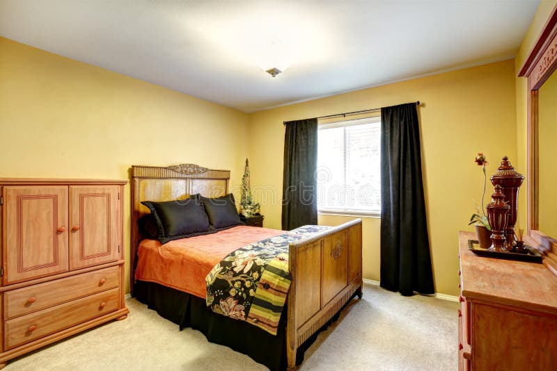 Chambre à coucher jaune lumineuse avec les meubles en bois découpés image libre de droits