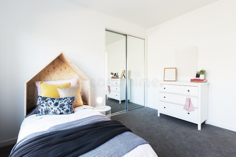 Chambre à coucher magnifique du ` s de jeune fille admirablement dénommée photos stock Chambre à coucher magnifique du ` s de jeune fille admirablement dénommée photos stock