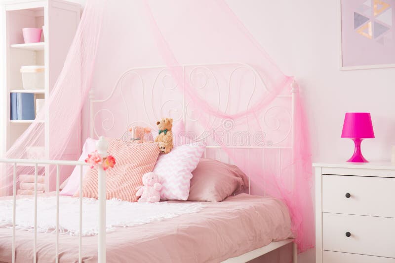 Chambre à coucher parfaite de fille dans le rose image libre de droits Chambre à coucher parfaite de fille dans le rose image libre de droits