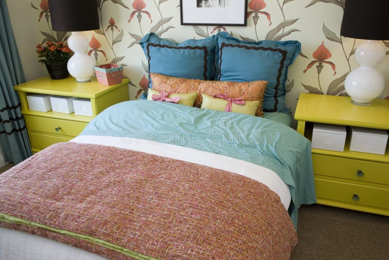 Chambre à coucher à la maison de luxe moderne. photographie stock Chambre à coucher à la maison de luxe moderne. photographie stock