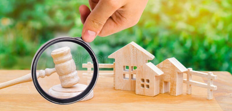 Chambres/immobiliers et un marteau du juge cour et divisi images stock Chambres/immobiliers et un marteau du juge cour et divisi images stock