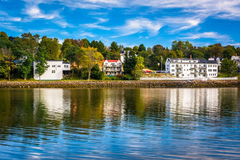 Chambres le long de la rivière de Penobscot dans Bucksport, Maine photo libre de droits Chambres le long de la rivière de Penobscot dans Bucksport, Maine photo libre de droits