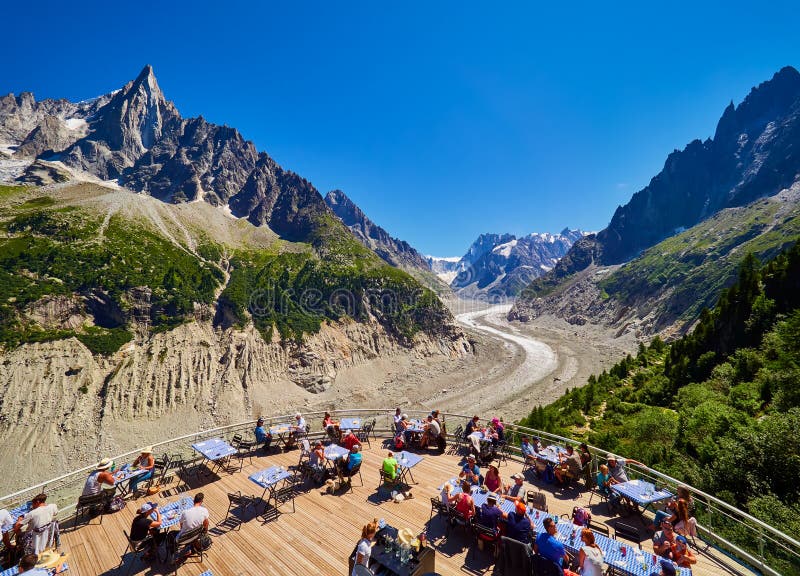 CHAMONIX, ΓΑΛΛΙΑ - 8 ΑΥΓΟΎΣΤΟΥ 2017: Άποψη πέρα από τον παγετώνα Mer de Glace από το πεζούλι, Chamonix Γαλλία στοκ φωτογραφία