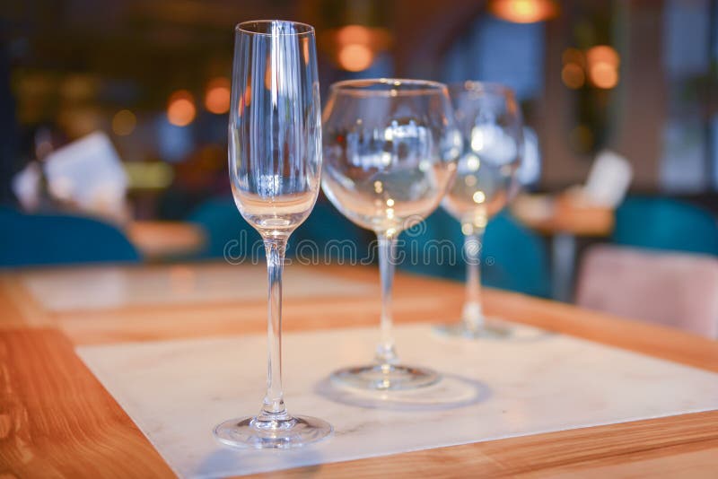 Elegantes copas de vino de cristal alineadas en la mesa blanca