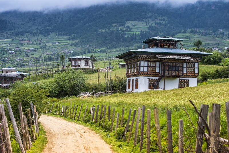 Champ bhoutanais de village et de riz, vallée d'Ura, Bhutan photos stock Champ bhoutanais de village et de riz, vallée d'Ura, Bhutan photos stock