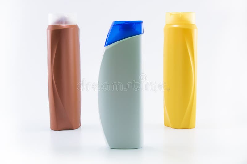 Champ?, botellas hidratantes en colores marrones, blancos, amarillos foto de archivo Champ?, botellas hidratantes en colores marrones, blancos, amarillos foto de archivo