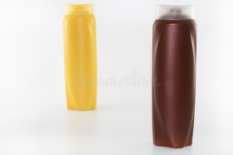 Champ?, botellas hidratantes en colores marrones, blancos, amarillos foto de archivo Champ?, botellas hidratantes en colores marrones, blancos, amarillos foto de archivo