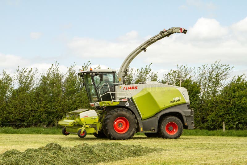 Champ de coupe de moissonneuse de Claas images libres de droits Champ de coupe de moissonneuse de Claas images libres de droits