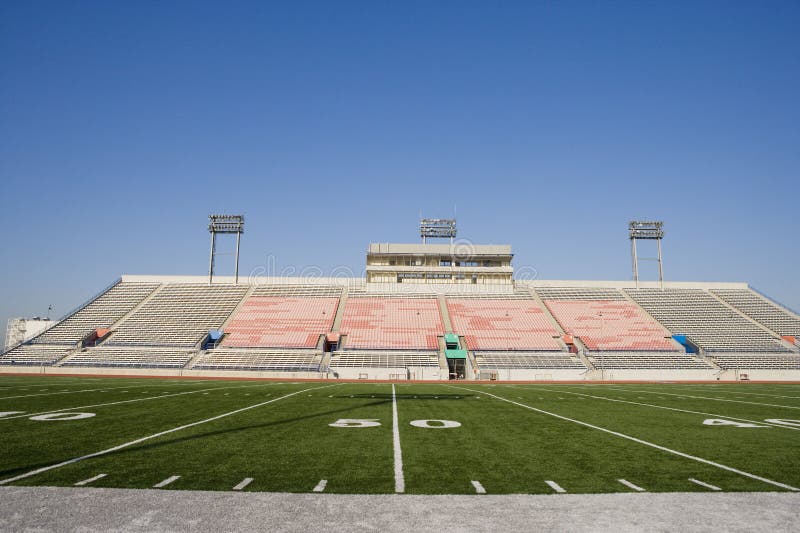 Champ de football américain dans le stade images libres de droits Champ de football américain dans le stade images libres de droits