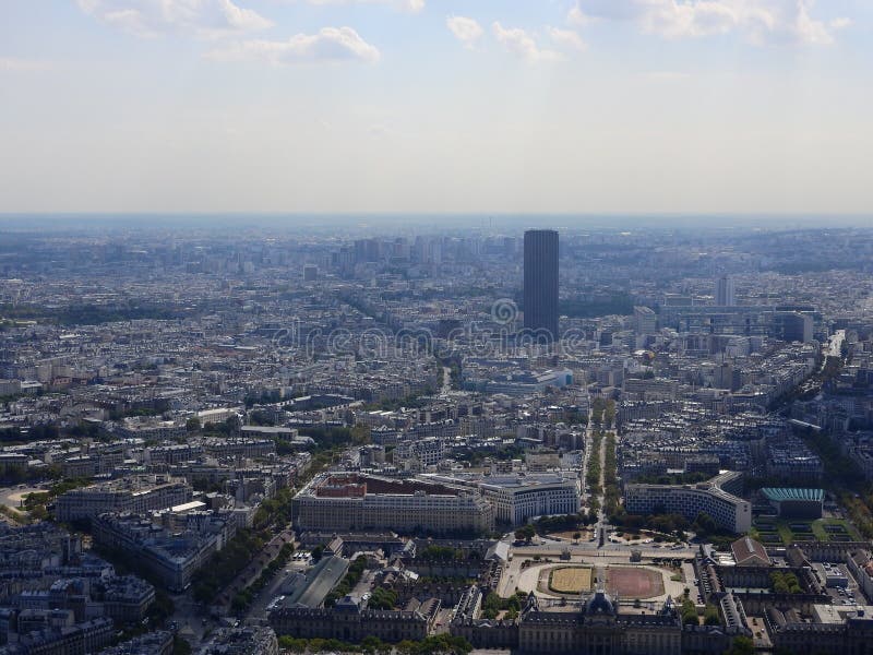 Champ de Marssikten fr?n ?verkanten av Eiffeltorn som ner ser, ser den hela staden som en h?rlig klassisk arkitektur Ett romantis arkivfoton Champ de Marssikten fr?n ?verkanten av Eiffeltorn som ner ser, ser den hela staden som en h?rlig klassisk arkitektur Ett romantis arkivfoton