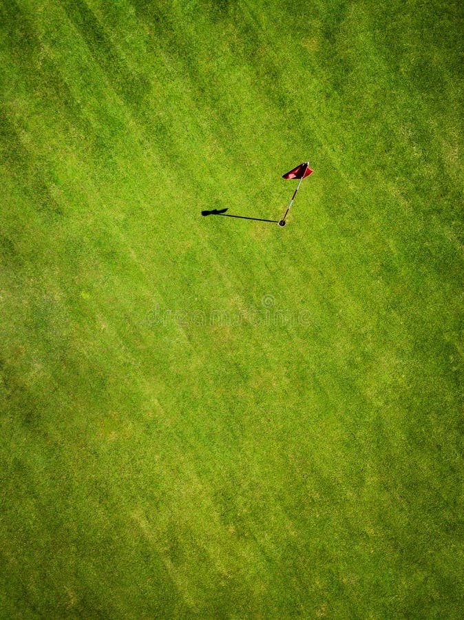 Champ vert de golf avec la vue aérienne de drapeau du bourdon photos libres de droits Champ vert de golf avec la vue aérienne de drapeau du bourdon photos libres de droits