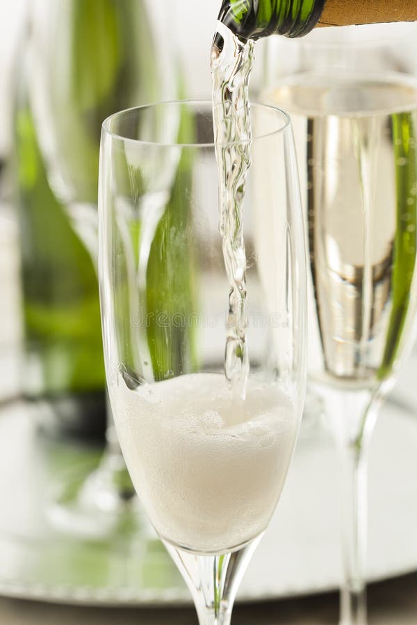 Champagne borbulhante alcoólico por anos novos fotografia de stock Champagne borbulhante alcoólico por anos novos fotografia de stock