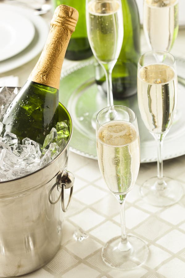 Champagne borbulhante alcoólico por anos novos foto de stock Champagne borbulhante alcoólico por anos novos foto de stock