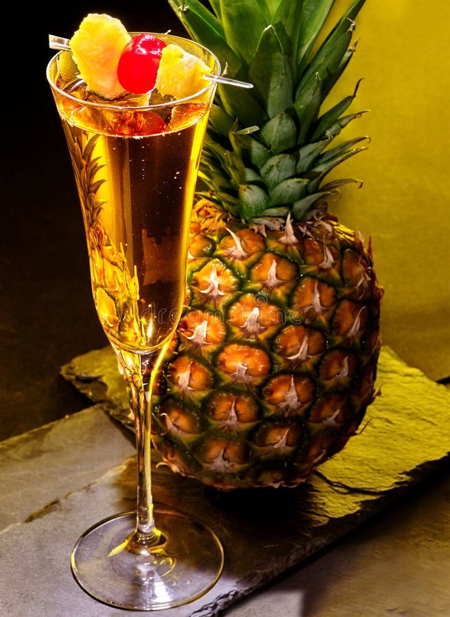 Champagnecocktail Met Kers En Ananas Stock Afbeelding Image of