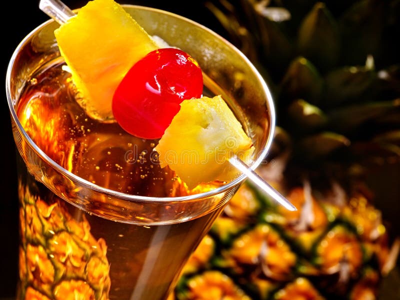 ChampagneCocktail Mit Kirsche Und Ananas 31 Stockbild Bild von grün