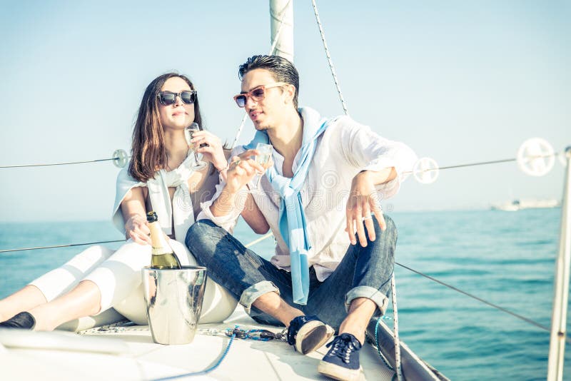 Champagne de boissons de couples sur un bateau image libre de droits Champagne de boissons de couples sur un bateau image libre de droits
