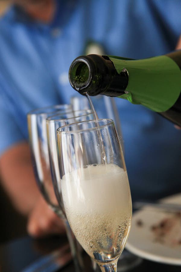 Champagne di versamento alla ricezione fotografia stock Champagne di versamento alla ricezione fotografia stock