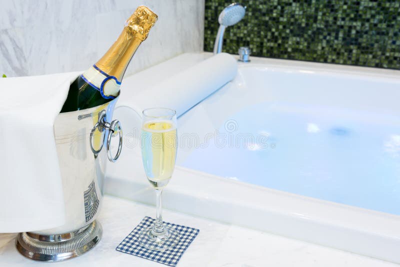 Champagne en Jacuzzi Spa stock foto. Image of glas, binnenlands 47322124