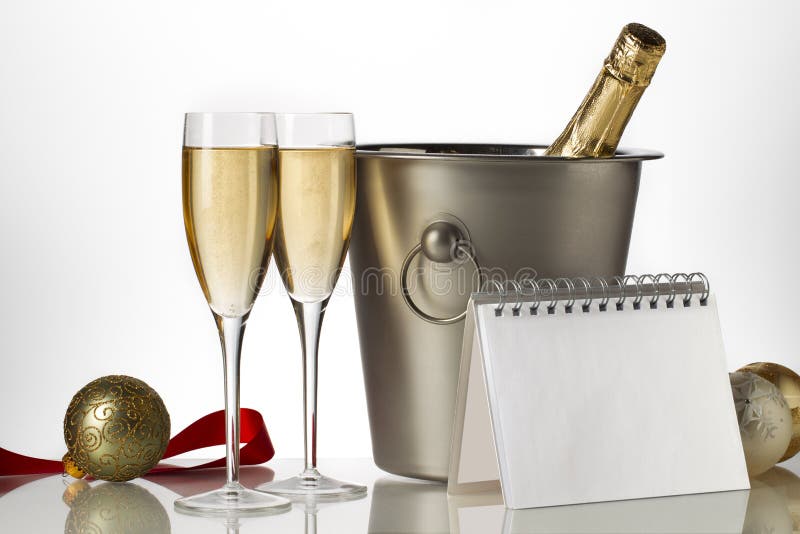 Champagne-Flaschenflöten und Eiseimer mit Weihnachtsflitter stockbilder Champagne-Flaschenflöten und Eiseimer mit Weihnachtsflitter stockbilder