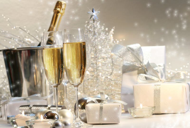 Bicchieri di Champagne con argento scintillante sfondo illuminato.