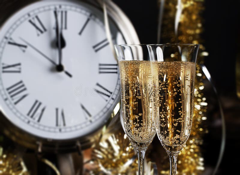 Champagne Glasses Clock Midnight immagine stock libera da diritti