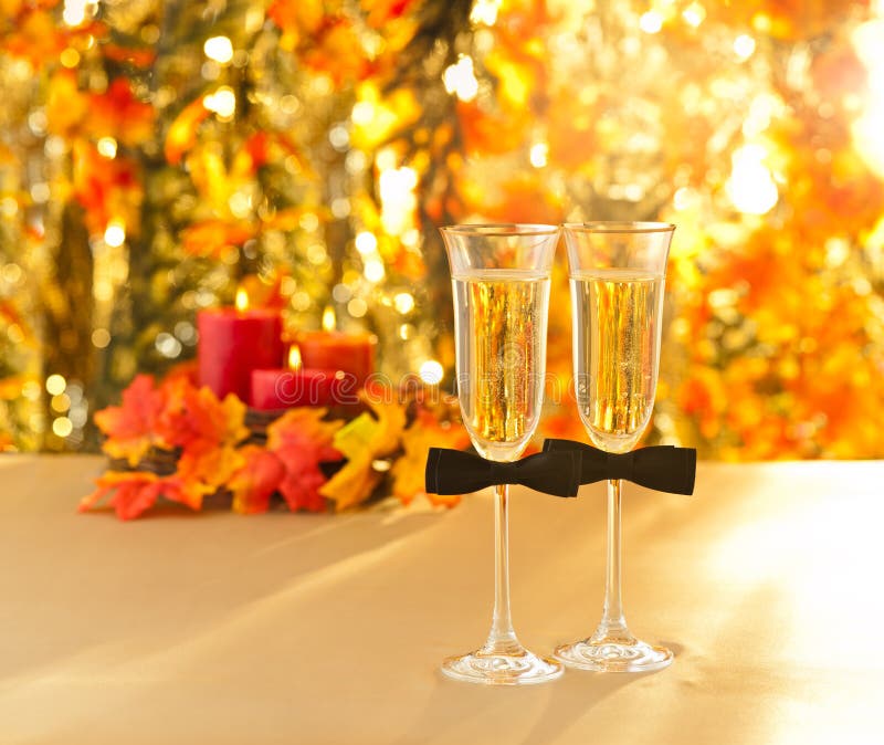 Champagne-glazen met conceptuele zelfde geslachtsdecoratie voor homosexueel royalty-vrije stock foto's Champagne-glazen met conceptuele zelfde geslachtsdecoratie voor homosexueel royalty-vrije stock foto's