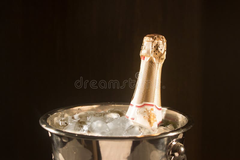 Champagne Im Eimer Mit Eis Auf Schwarzem Stockbild - Bild von eleganz ...