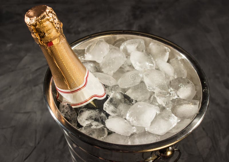 Champagne Im Eimer Mit Eis Auf Schwarzem Stockbild - Bild von eleganz ... Champagne Im Eimer Mit Eis Auf Schwarzem Stockbild - Bild von eleganz ...
