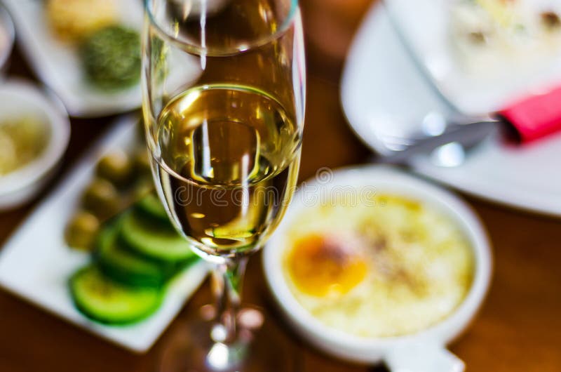 Champagne mit gesetzten Aperitifs in den kleinen Teil-, gesunden und köstlichenimbissen, geschmackvoller Satz lizenzfreie stockbilder Champagne mit gesetzten Aperitifs in den kleinen Teil-, gesunden und köstlichenimbissen, geschmackvoller Satz lizenzfreie stockbilder