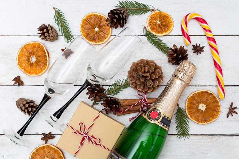 Champagne mit Gläsern und Weihnachtsdekorationen auf einem hölzernen BAC stockbilder Champagne mit Gläsern und Weihnachtsdekorationen auf einem hölzernen BAC stockbilder