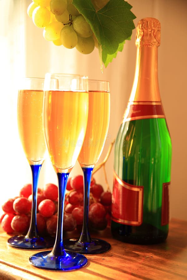 Champagne Nos Vidros, Nas Uvas E Nas Folhas Da Vinha Imagem de Stock