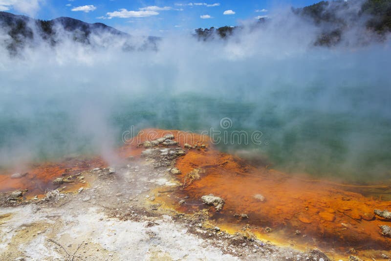 Champagne Pool bij wai-o-Tapu of Heilige Wateren†„Thermisch Sprookjesland Rotorua Nieuw Zeeland royalty-vrije stock afbeelding Champagne Pool bij wai-o-Tapu of Heilige Wateren†„Thermisch Sprookjesland Rotorua Nieuw Zeeland royalty-vrije stock afbeelding