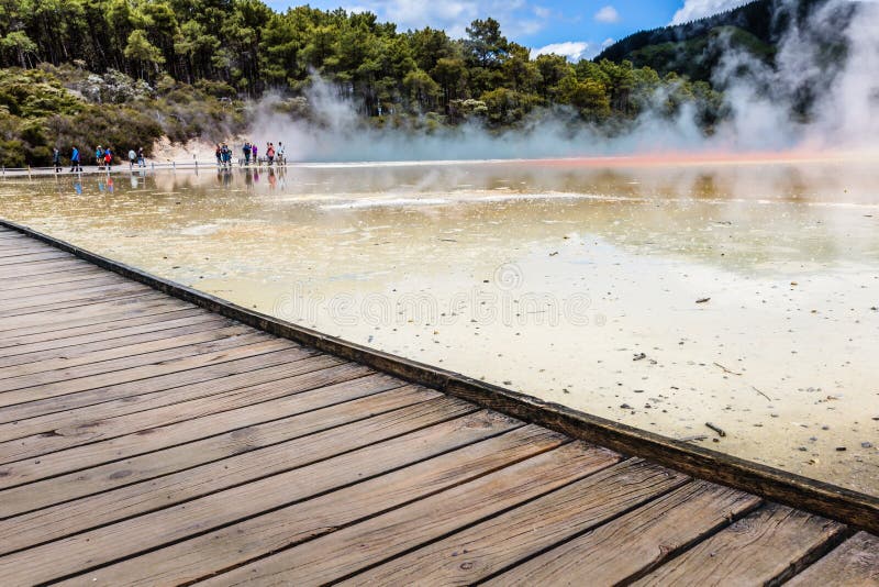 Champagne Pool in de Thermische Reserve van Waiotapu, Rotorua, Nieuw Zeeland royalty-vrije stock afbeelding Champagne Pool in de Thermische Reserve van Waiotapu, Rotorua, Nieuw Zeeland royalty-vrije stock afbeelding