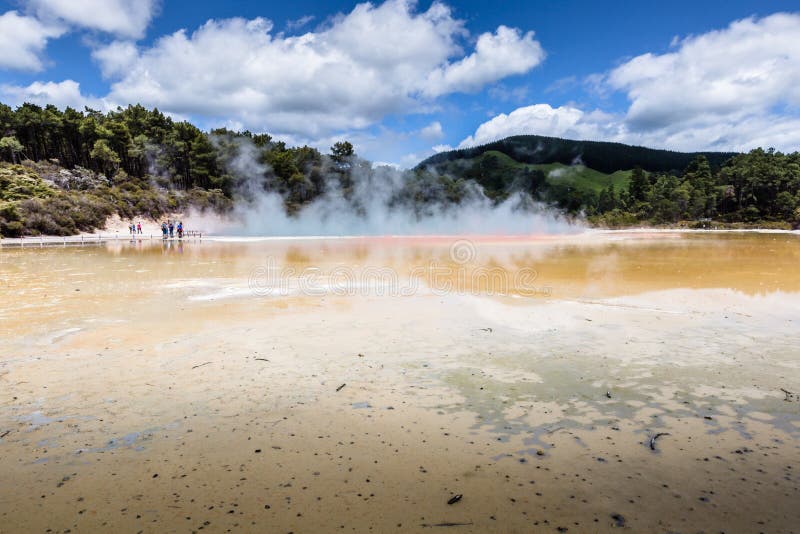 Champagne Pool na reserva térmica de Waiotapu, Rotorua, Nova Zelândia fotografia de stock royalty free Champagne Pool na reserva térmica de Waiotapu, Rotorua, Nova Zelândia fotografia de stock royalty free