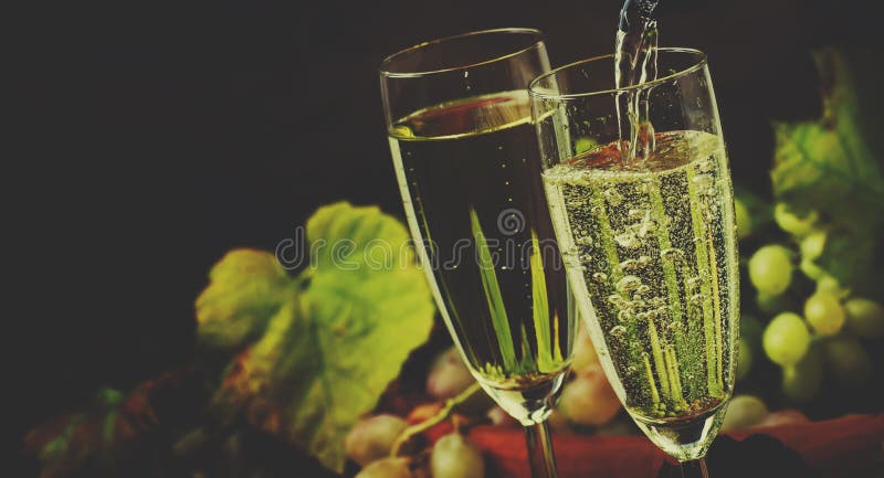 Champagne Pour In Glass, raisins avec la vigne, bois Backgrou de vintage photo stock Champagne Pour In Glass, raisins avec la vigne, bois Backgrou de vintage photo stock