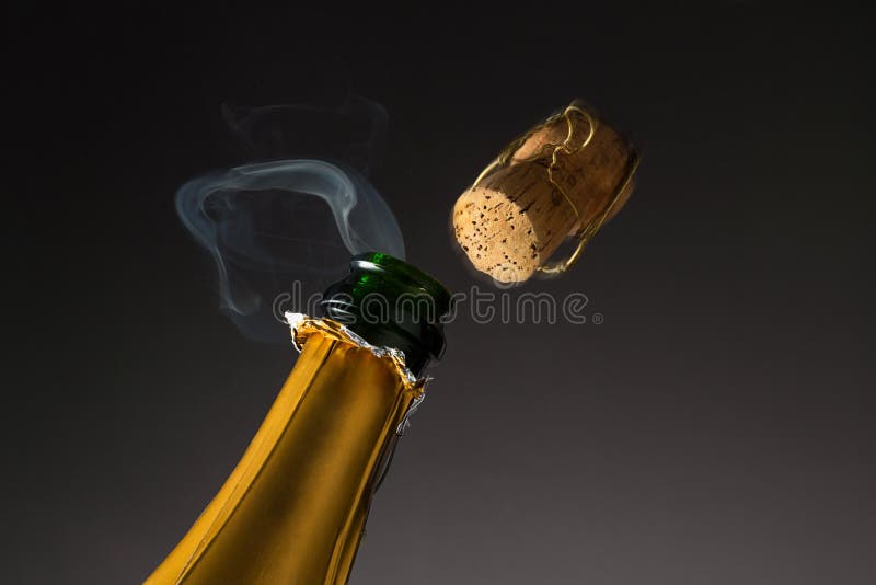 Champagne som poppar med ånga arkivbilder Champagne som poppar med ånga arkivbilder