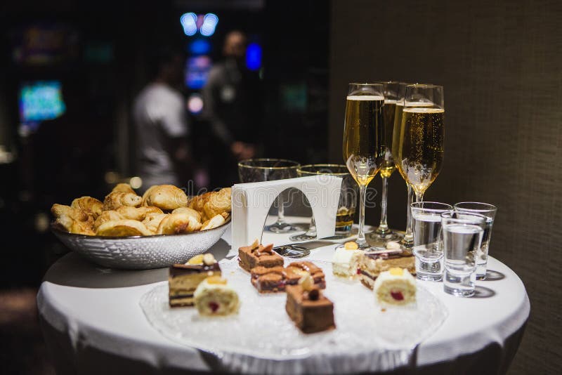 Champagne su una tavola in un vetro su una tavola rotonda fotografie stock libere da diritti Champagne su una tavola in un vetro su una tavola rotonda fotografie stock libere da diritti