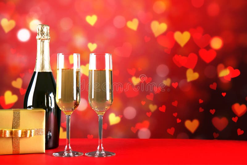Champagne voor paar in liefde in twee fluiten op lijst met rood tafelkleed royalty-vrije stock foto's Champagne voor paar in liefde in twee fluiten op lijst met rood tafelkleed royalty-vrije stock foto's