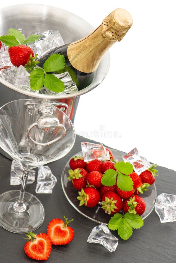 Zwei Gläser, Flasche Champagner Und Rote Rosen Stockbild - Bild von ...