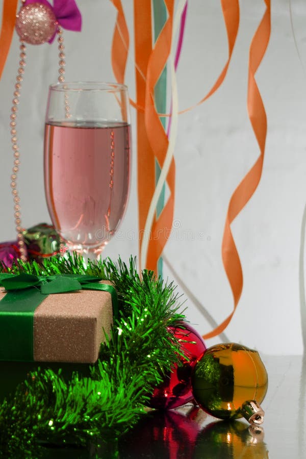 CHAMPAGNE μπλε κόμμα Πράσινων Κομμάτων γυαλιών το χρυσό ευνοεί την κομψή νέα παραμονή έτους ` s ή το αφηρημένο κρύσταλλο grunge στοκ φωτογραφία με δικαίωμα ελεύθερης χρήσης CHAMPAGNE μπλε κόμμα Πράσινων Κομμάτων γυαλιών το χρυσό ευνοεί την κομψή νέα παραμονή έτους ` s ή το αφηρημένο κρύσταλλο grunge στοκ φωτογραφία με δικαίωμα ελεύθερης χρήσης